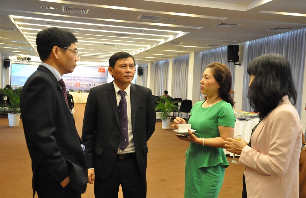 Phó Chủ tịch UBND tỉnh Nguyễn Tuấn Hà trao đổi với các doanh nghiệp bên lề một hội nghị