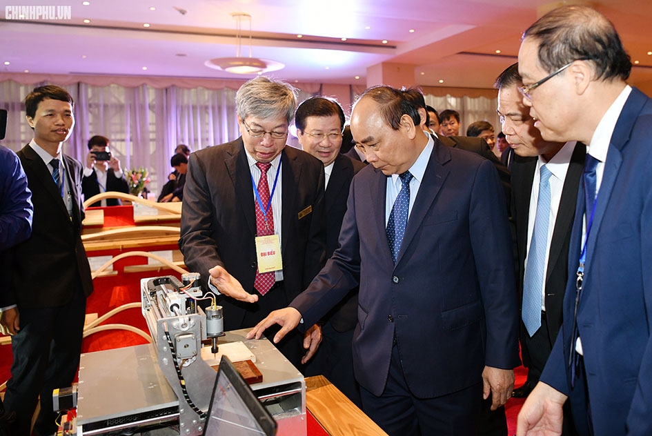 Thủ tướng Nguyễn Xuân Phúc và các đại biểu dự Diễn đàn tìm hiểu về thiết bị chế biến gỗ.  Ảnh: chinhphu.vn