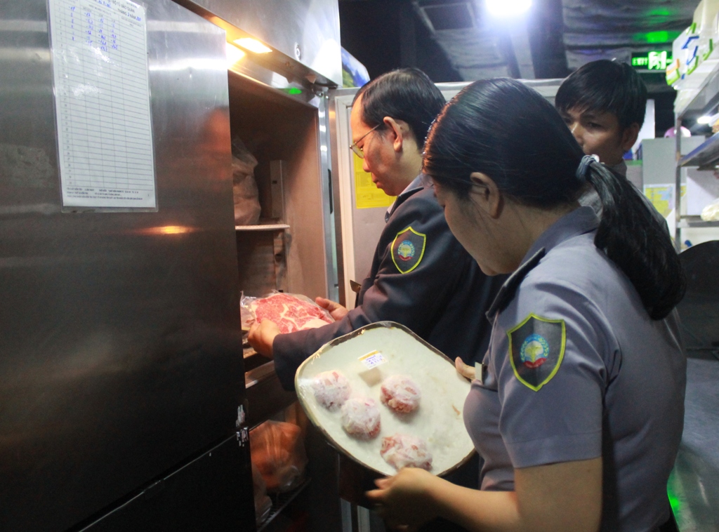 Đoàn thanh tra, kiểm tra của Chi cục ATVSTP tỉnh kiểm tra chất lượng thực phẩm tại tủ bảo quản của nhà hàng Gogi