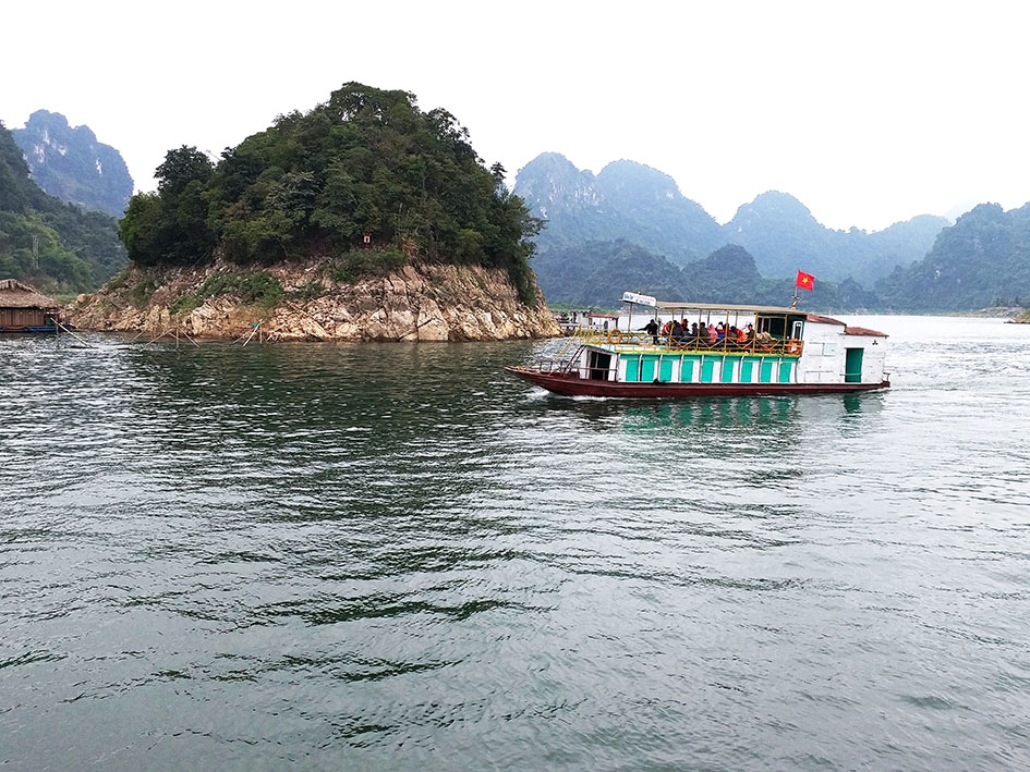 Thưởng ngoạn sông Đà bằng tàu thuyền là hành trình du lịch đầy lý tưởng.