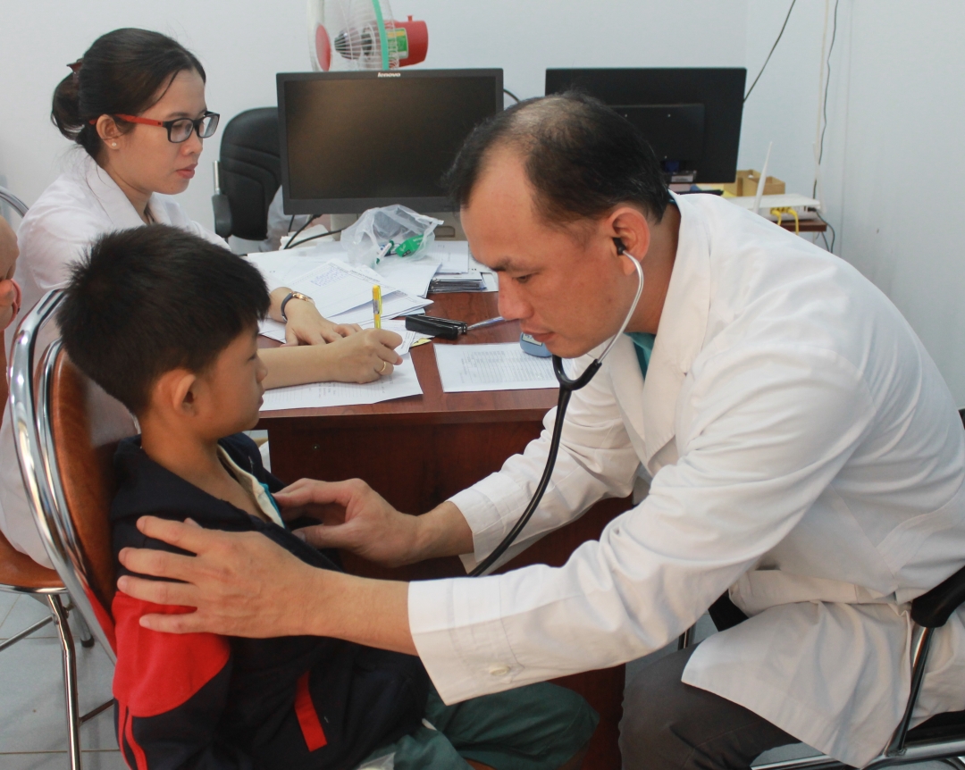 Bác sĩ Bệnh viện tim Tâm Đức khám sàng lọc bệnh tim bẩm sinh cho trẻ em TP. Buôn Ma Thuột năm 2018