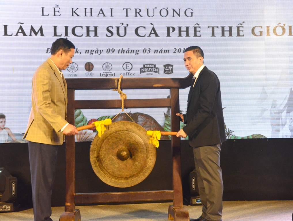 Phó Chủ tịch UBND tỉnh Võ Văn Cảnh (bìa trái) đánh chiêng khai trương triền lãm.