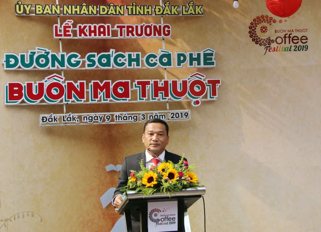 Phó Chủ tịch UBND tỉnh Y Giang Gry Niê Knơng phát biểu tại Lễ khai trương Đường sách Cà phê Buôn Ma Thuột.