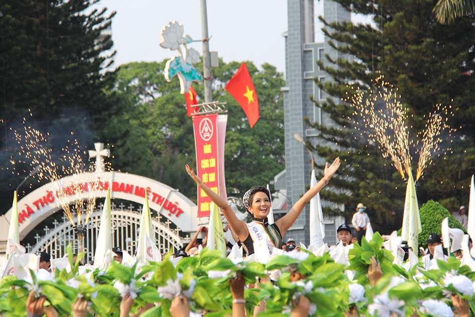 Hoa hậu Hoàn vũ Việt Nam, Đại sứ truyền thông Lễ hội Cà phê Buôn Ma Thuột lần thứ 7 năm 2019 H'Hen Niê chào người dân và du khách.