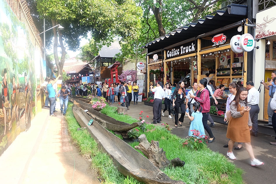 Đường sách Cà phê Buôn Ma Thuột - điểm nhấn độc đáo của Lễ hội Cà phê Buôn Ma Thuột lần thứ 7 năm 2019 thu hút đông đảo người dân  và du khách đến tham quan.