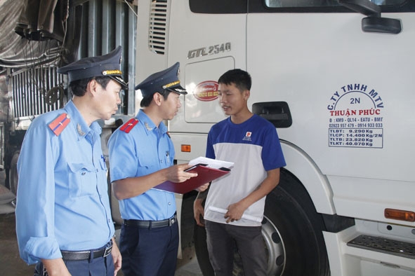 Thanh tra Sở Giao thông vận tải tuyên truyền về quy định phân luồng giao thông cho tài xế tại Công ty TNHH Vận tải An Phước.  