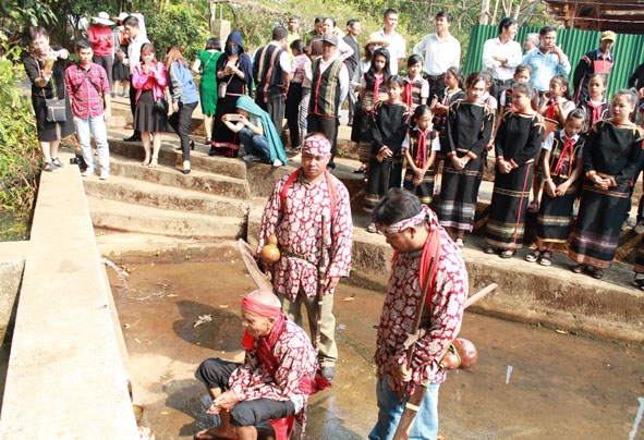 Đông đảo người dân địa phương và du khách đến tham dự Lễ cúng bến nước ở buôn Ky,  phường Thành Nhất. 