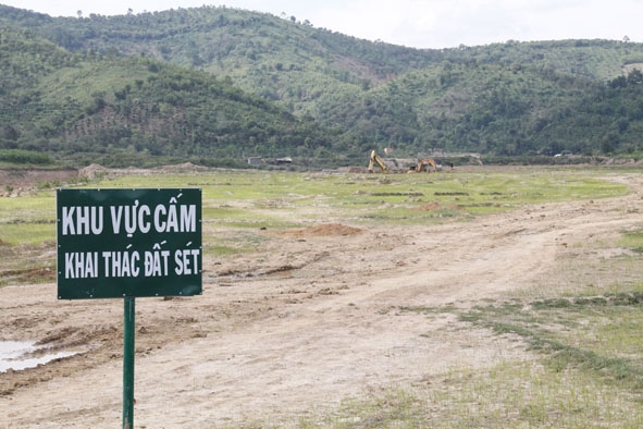 Biển báo cấm khai thác đất sét được cắm tại một số cánh đồng ở huyện Krông Ana.