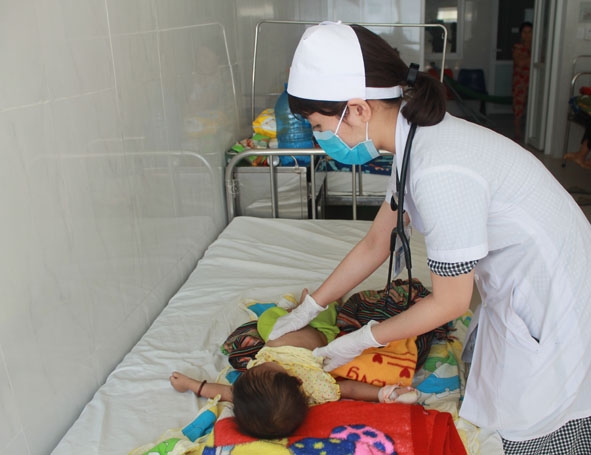 Trẻ mắc sởi do không tiêm vắc xin phòng bệnh điều trị tại Khoa Nhi tổng hợp, Bệnh viện Đa khoa vùng Tây Nguyên. 