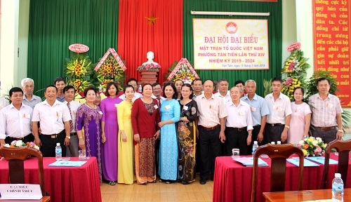 Các đồng chí trong Ủy ban MTTQ Việt Nam phường Tân Tiến nhiệm kỳ 2019-2024 ra mắt Đại hội