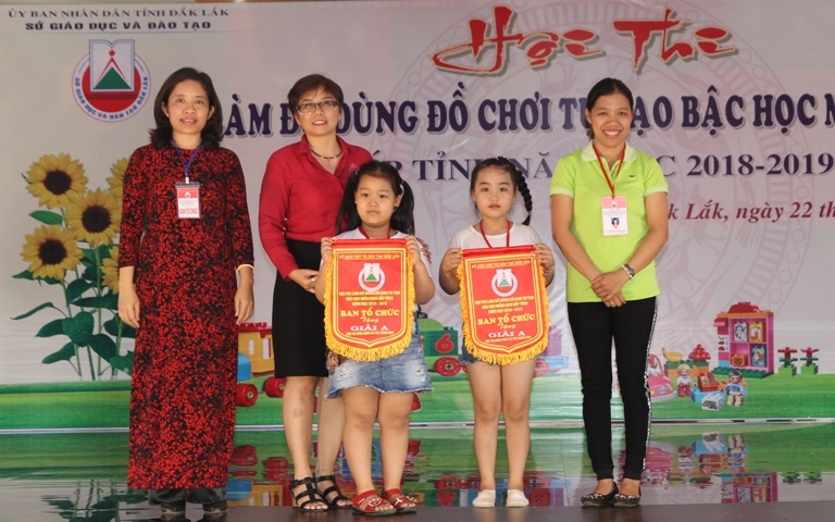 Phó Giám đốc Sở GD-ĐT Lê Thị Thanh Xuân trao giải A  tặng các đơn vị ở nội dung giáo viên và trẻ. 