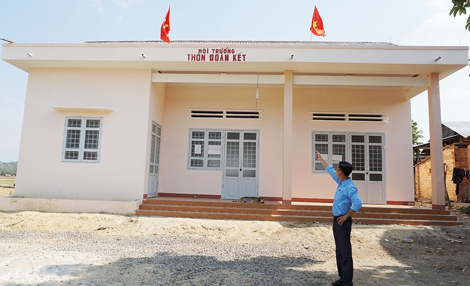 Người dân thôn Đoàn Kết  (xã Dray Sáp) chung tay đóng góp xây dựng Hội trường thôn.