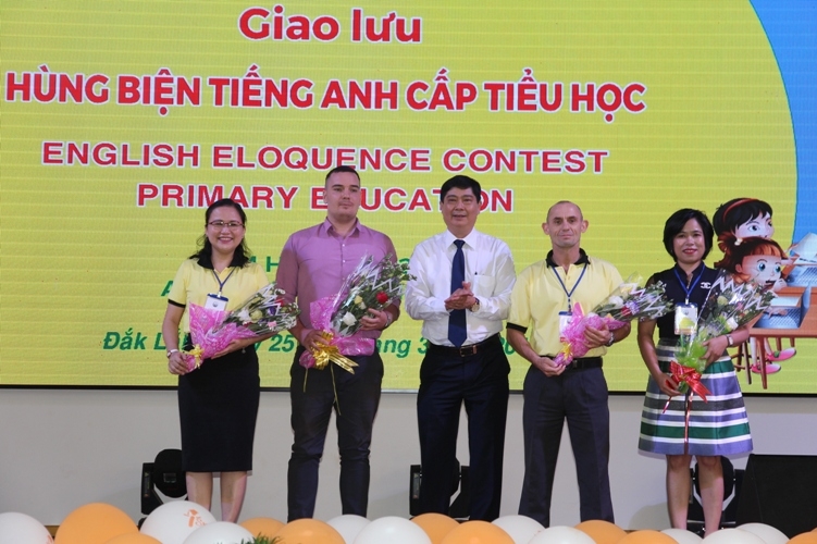 Giám đốc Sở GD-ĐT Phạm Đăng Khoa tặng hoa Ban Giám khảo và đại diện nhà tài trợ.