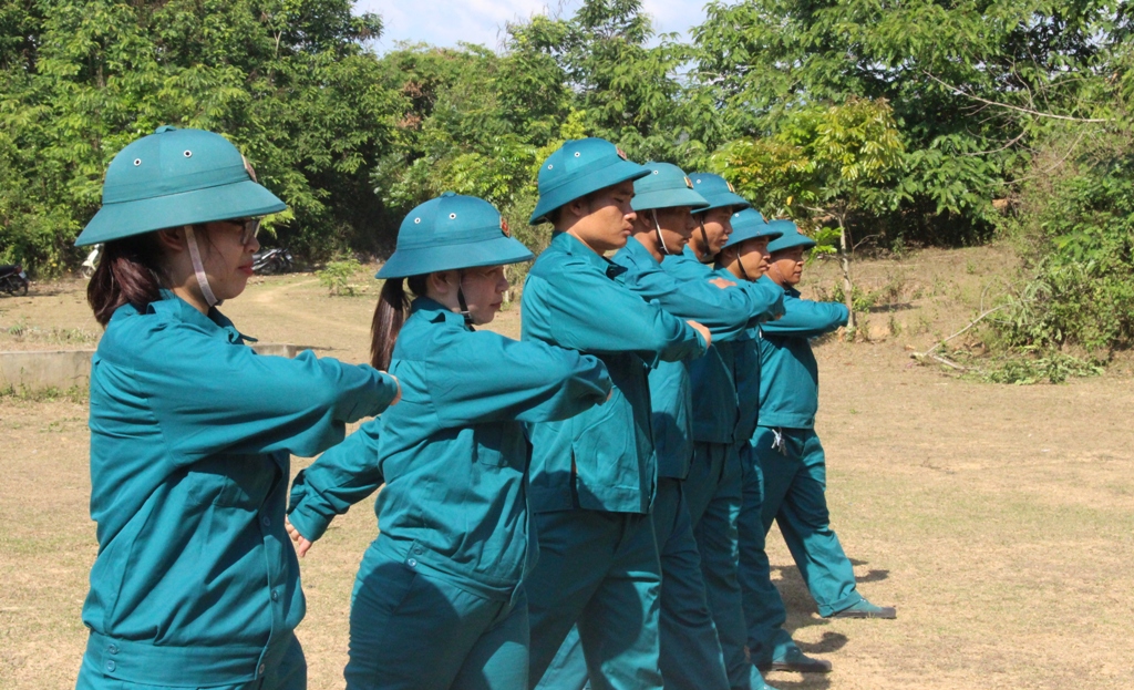 Các chiến sĩ tự vệ cụm số 6 tham gia tập luyện trên thao trường