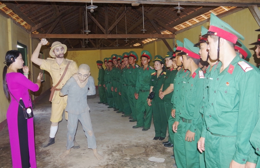 Các quân nhân tham quan tại Nhà đày Buôn Ma Thuột