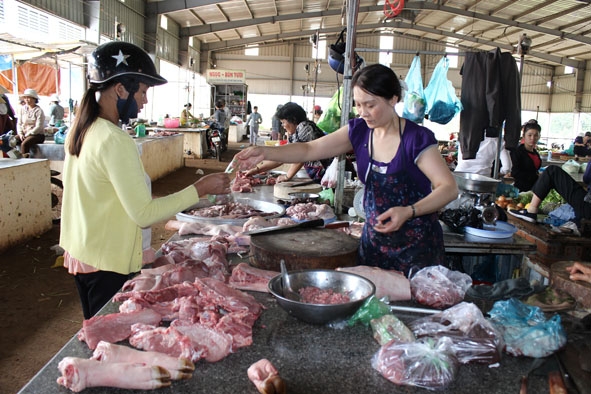 Sức mua thịt heo tại chợ dân sinh ở TP. Buôn Ma Thuột đang giảm rõ rệt.  