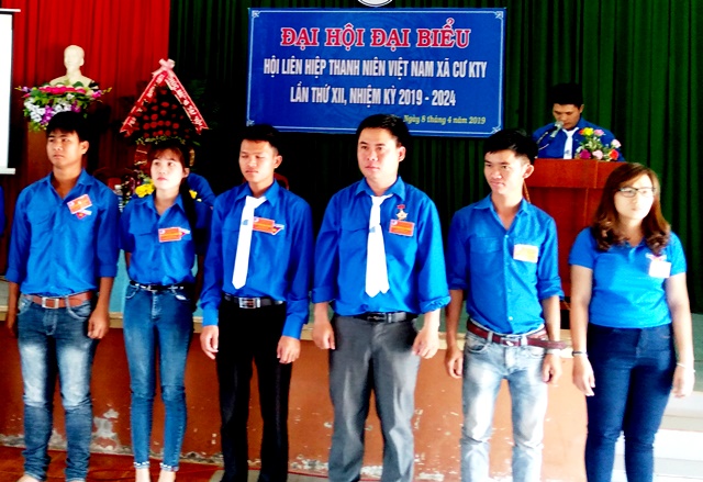 Ban Chấp hành Hội LHTN Việt Nam xã Cư Kty nhiệm kỳ 2019 - 2024 ra mắt hội nghị.