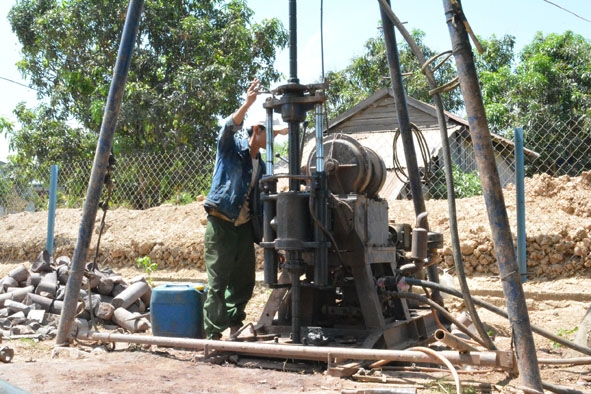 Người dân xã Ya Tờ Mốt (huyện Ea Súp) khoan giếng lấy nước sinh hoạt.   