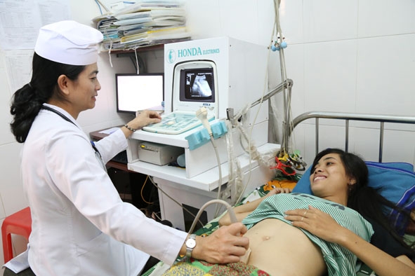 Siêu âm thai ở Trạm Y tế Hòa Hiệp, huyện Cư Kuin. 