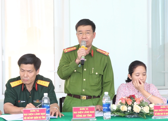 Đại tá Phạm Minh Thắng, Phó Giám đốc Công an tỉnh đóng góp ý kiến tại buổi làm việc