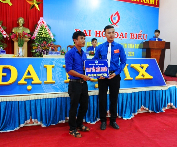Đại diện Ủy ban Hội LHTN thị trấn Buôn Trấp trao vốn khởi nghiệp cho thanh niên hoàn lương