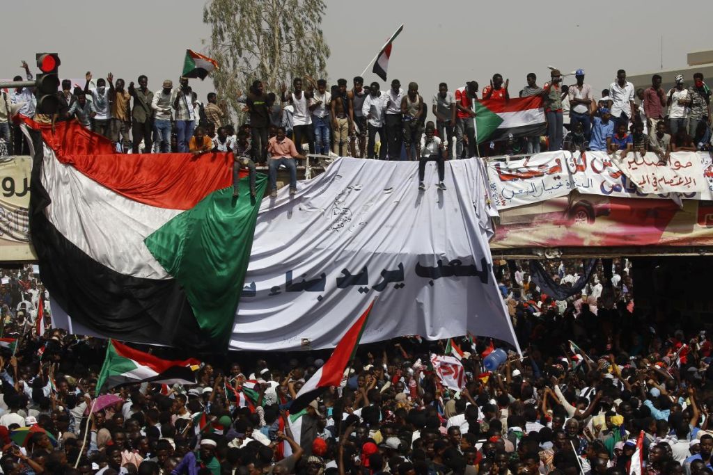 Người biểu tình Sudan tập trung trên đường phố thủ đô Khartoum sau khi Tổng thống Omar al-Bashir bị quân đội bắt giữ, ngày 11-4-2019. (Ảnh: AFP/TTXVN)