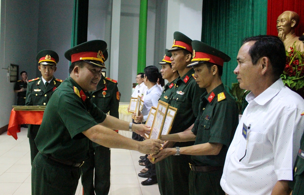 Thượng tá Trần Minh Trọng, Chính ủy Bộ Chỉ huy Quân sự tỉnh trao giải Nhất, Nhì cho các thí sinh xuất sắc tại hội thi
