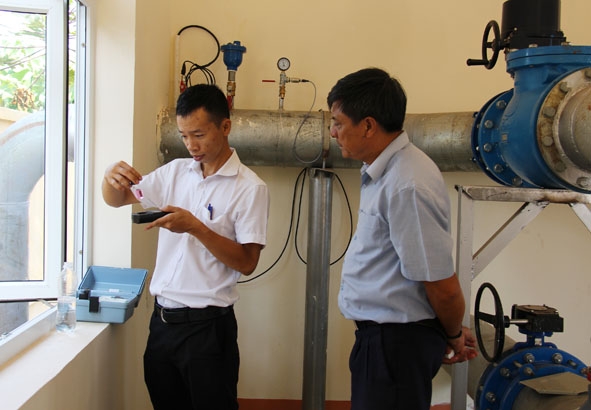 Xét nghiệm lượng Clo trong nước máy tại Nhà máy xử lý nước Đạt Lý. 