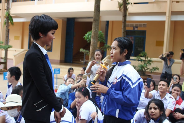 Hoa hậu Hoàn vũ Việt Nam H’ Hen Niê giao lưu cùng học sinh Trường THPT Lê Hữu Trác.