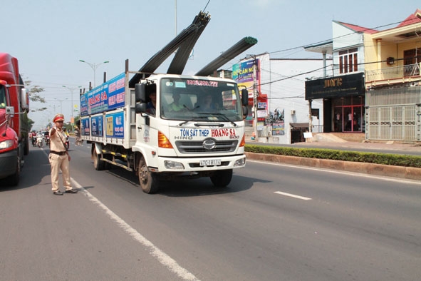 Lực lượng CSGT (Công an TP. Buôn Ma Thuột) xử lý xe tải lưu thông vào trung tâm thành phố  trong khung giờ cấm.  