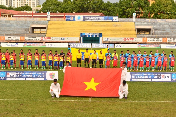 Câu lạc bộ bóng đá Đắk Lắk (ảnh trái) và đội Phố Hiến thực hiện nghi thức Chào cờ trước khi thi đấu ở vòng 2. 