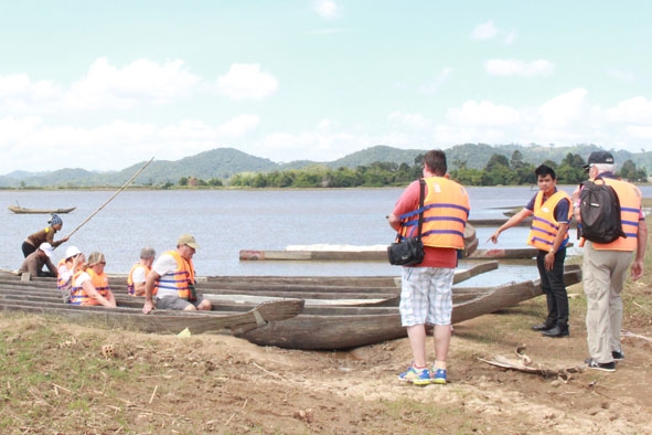 Nhiều du khách lựa chọn chèo thuyền độc mộc tham quan hồ Lắk. 