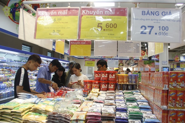 Người dân chọn mua hàng Việt tại Siêu thị Co.opMart Buôn Ma Thuột.    