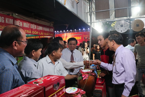 Đại biểu tham quan gian hàng tại phiên chợ hàng Việt về miền núi ở huyện Krông Pắc năm 2019.