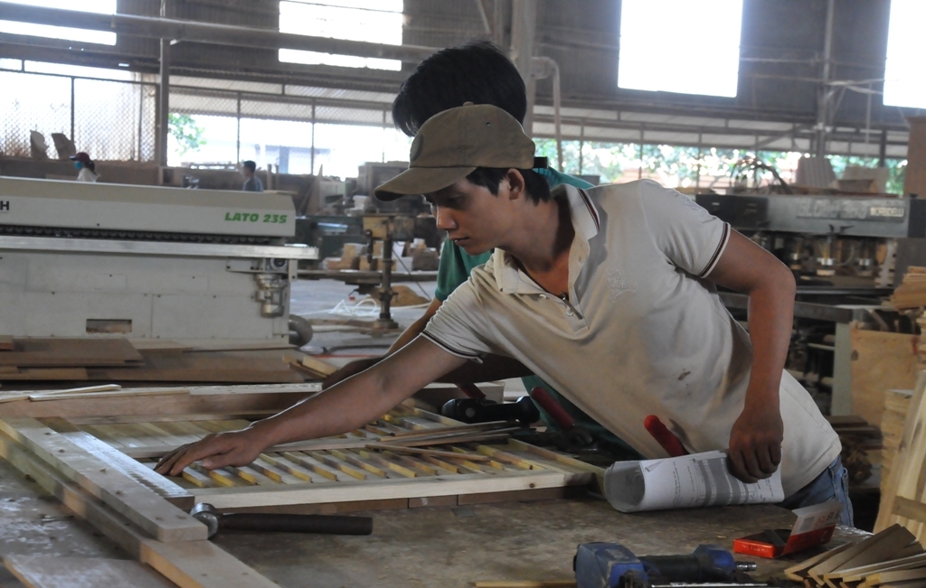 Sản xuất đồ gỗ xuất khẩu tại một doanh nghiệp trong khu Công nghiệp Tân An