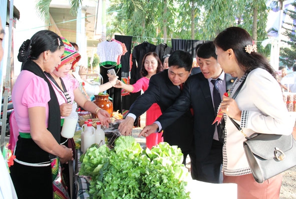 Các đại biểu tham quan gian hàng giới thiệu sản phẩm nông nghiệp sản xuất theo chuỗi giá trị của xã Hòa Phú (TP. Buôn Ma Thuột).  