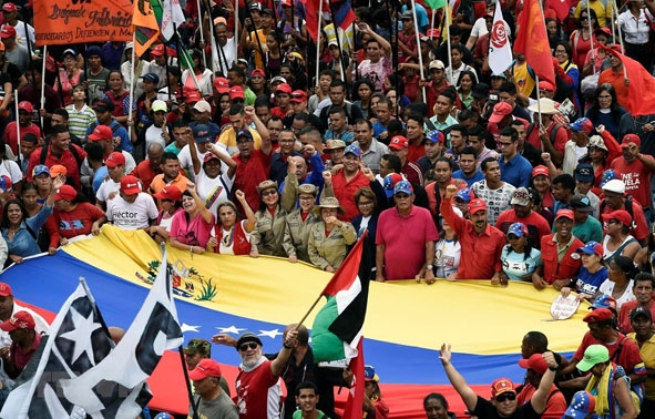 Những người ủng hộ Tổng thống Nicolas Maduro tham gia cuộc tuần hành tại thủ đô Caracas, Venezuela,  ngày 13-4. (Ảnh: AFP/TTXVN)