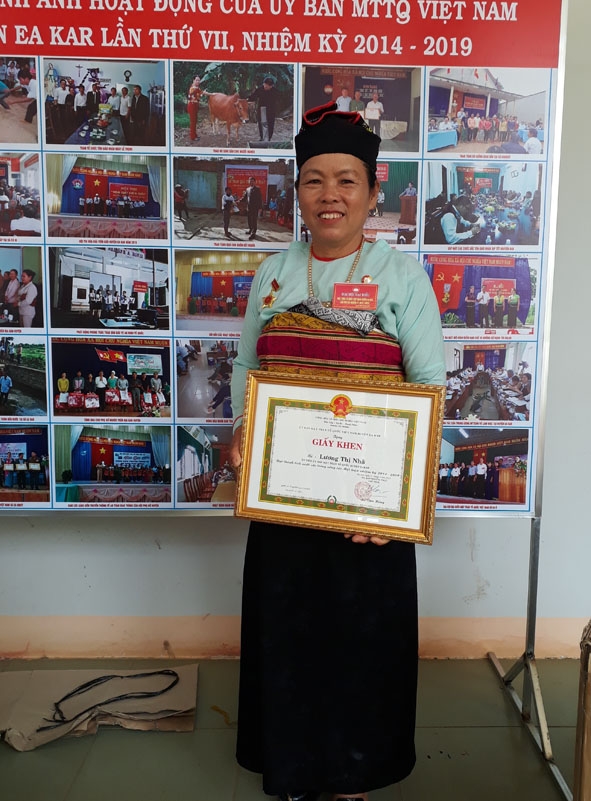 Bà Lương Thị Nhã nhận giấy khen của Ủy ban MTTQVN huyện Ea Kar về thành tích trong công tác Mặt trận.  