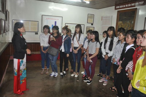 Học sinh, sinh viên tham quan và nghe giới thiệu về Di tích Nhà đày Buôn Ma Thuột.  