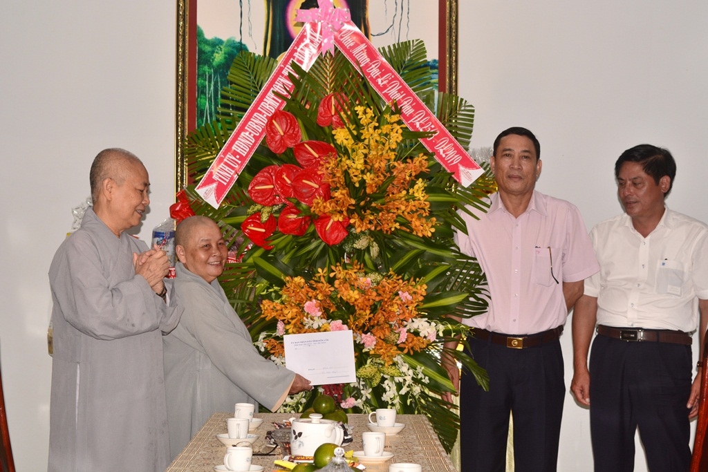 Phó Chủ tịch UBND tỉnh Võ Văn Cảnh tặng hoa, chúc mừng tại chùa Dược Sư.