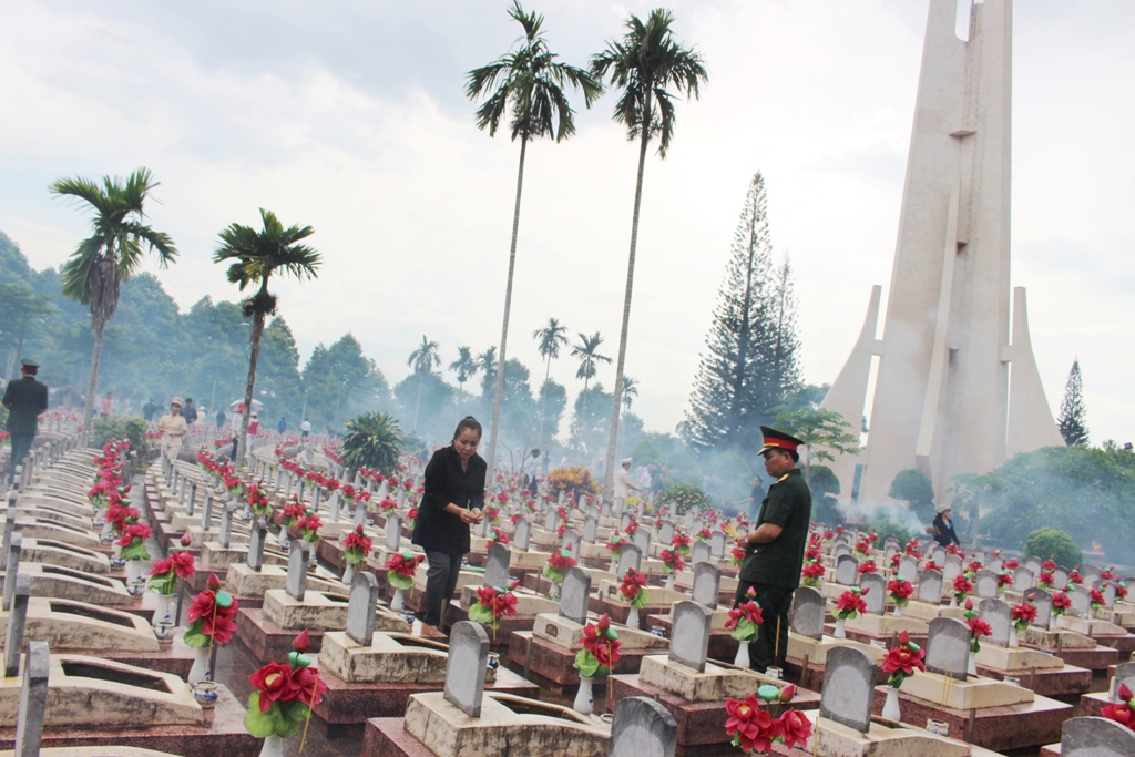 Cán bộ, chiến sĩ và nhân dân tỉnh Đắk Lắk thắp hương các phần mộ liệt sỹ