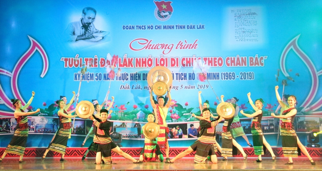 Tiết mục văn nghệ đặc sắc do Đội tuyên truyền ca khúc cách mạng Nhà Văn hóa Thanh thiếu nhi tỉnh biểu diễn