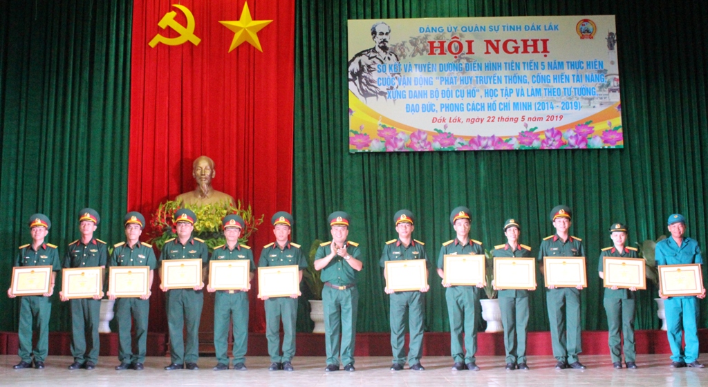 Thượng tá Trần Minh Trọng tặng Giấy khen các tập thể, cá nhân 