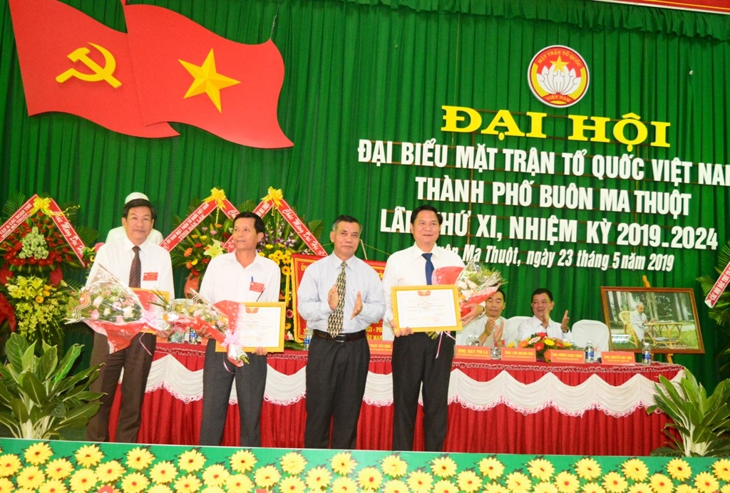 Các cá nhân, tập thể nhận Bằng khen của Ủy ban MTTQ Việt Nam tỉnh.