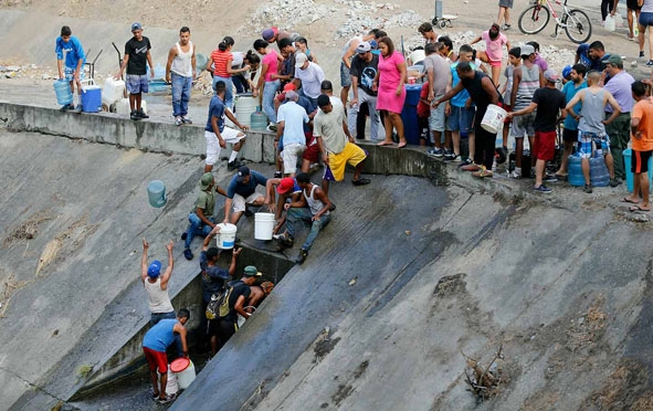 Người dân Venezuela chật vật đi tìm nước sinh hoạt. 