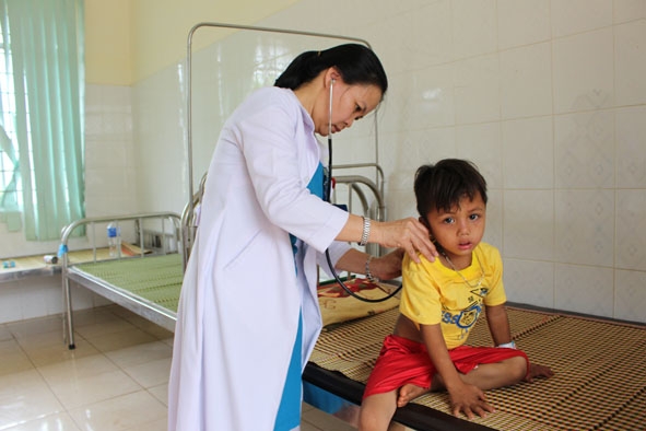 Bệnh nhi mắc sởi đang  điều trị  tại  Bệnh viện Đa khoa huyện  Cư Kuin.  