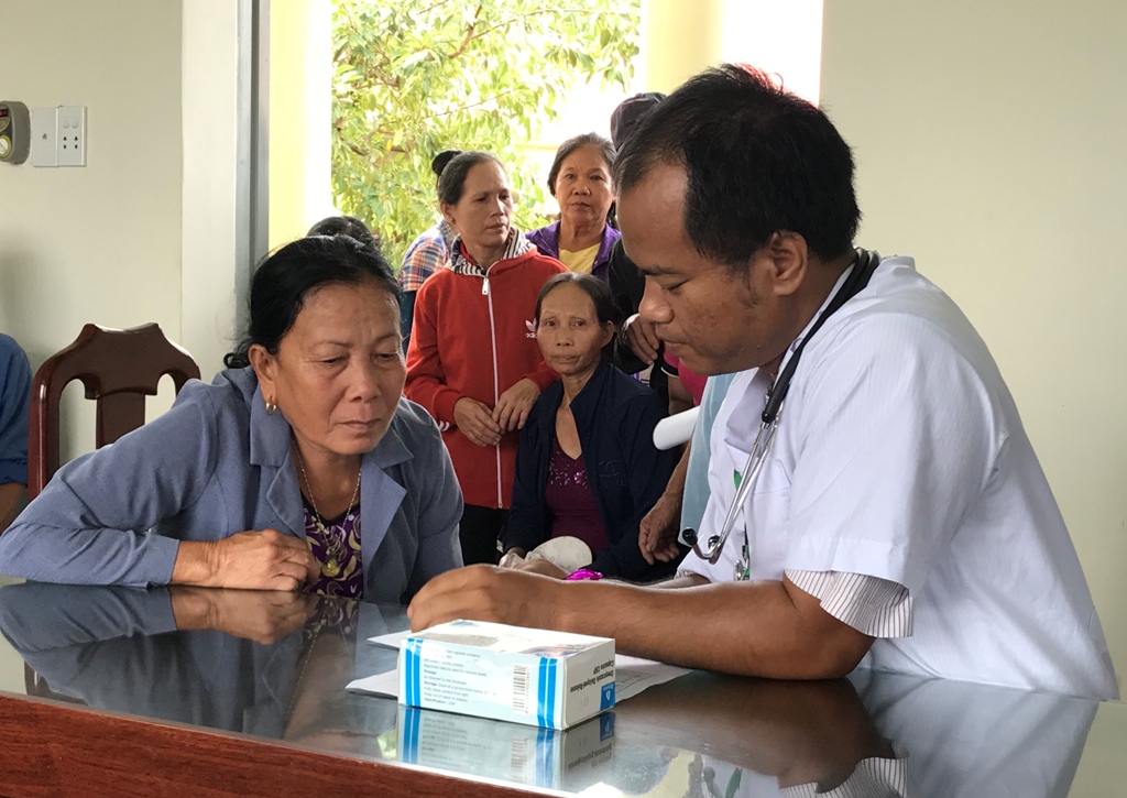 Hoạt động khám, cấp phát thuốc miễn phí cho đồng bào nghèo huyện Ea Súp do Đoàn khối các Cơ quan tỉnh tổ chức