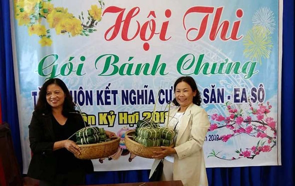 Chị Nguyễn Thị Hải Nam  (bên phải)  tại hội thi gói  bánh chưng tặng buôn  kết nghĩa dịp Tết Kỷ Hợi 2019. 