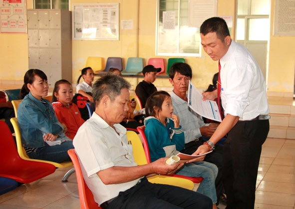 Nhân viên Bệnh viện Đa khoa huyện Ea Kar phát tờ rơi tuyên truyền phòng chống tác hại thuốc lá cho bệnh nhân đến khám bệnh tại bệnh viện.  