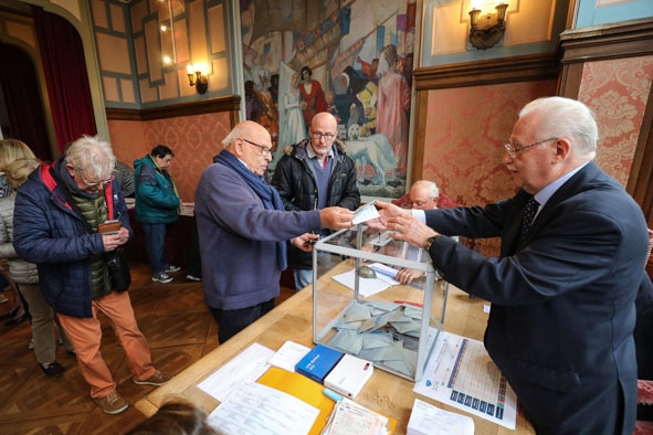 Cử tri bỏ phiếu bầu cử Nghị viện châu Âu (EP) tại Le Touquet (Pháp) ngày 26-5-2019. (Ảnh: AFP/TTXVN)
